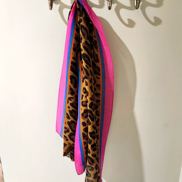 Accessories - Leopard print neck scarf.
